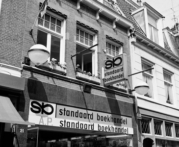 857074 Afbeelding van muurlantaarns aan de voorgevel van het pand Bakkerstraat 21 te Utrecht.